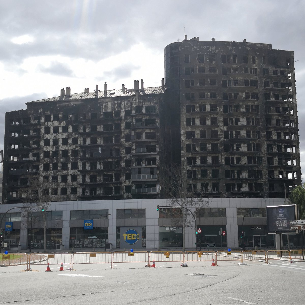 INCENDIOdeiMoro's tweet photo. #ValenciaFire: 10 people lost lives, 400 lost homes & all belongings... Until 22.02.2024 all left unaware of having same catastrophic ACM PE cladding already known responsible of #TorreDeiMoro & #GrenfellTower 🔥🔥
Not an unexpected accident, but NEGLIGENCE by regulators & media https://t.co/BtYkgWP1Ng