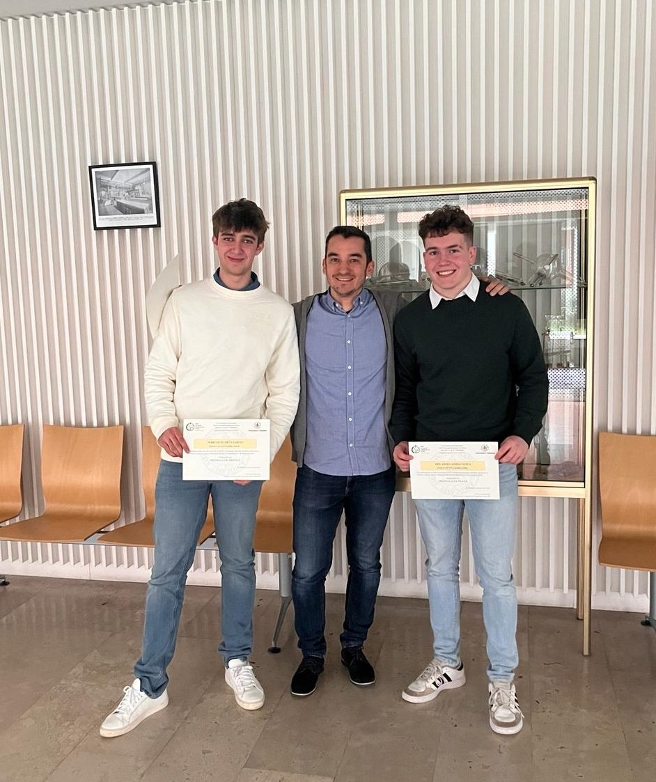 LebreroPastor's tweet photo. Ayer pasamos una bonita tarde al ir a recoger las medallas de plata y bronce del distrito de Valladolid en las olimpiadas de Física conseguidas por nuestros alumnos del PD, Edu y Marcos. El @iescastilla fue el único centro que contó con 2 galardonados entre los 10 primeros.
🥳🥳 https://t.co/mwNXMquH0m