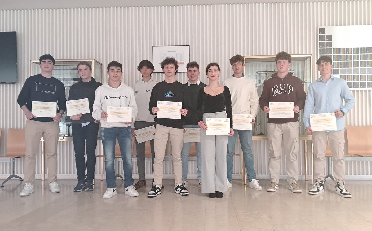 LebreroPastor's tweet photo. Ayer pasamos una bonita tarde al ir a recoger las medallas de plata y bronce del distrito de Valladolid en las olimpiadas de Física conseguidas por nuestros alumnos del PD, Edu y Marcos. El @iescastilla fue el único centro que contó con 2 galardonados entre los 10 primeros.
🥳🥳 https://t.co/mwNXMquH0m