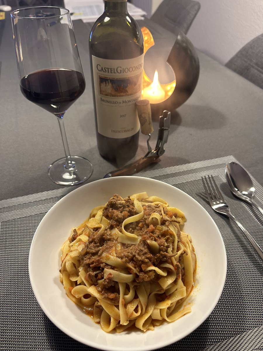 I see Pasta 🍝! Ragout alle Bolognese und ein Brunello di Montalcino 2017 von Frescobaldi! Soulfood 😍 #masterchefsilva