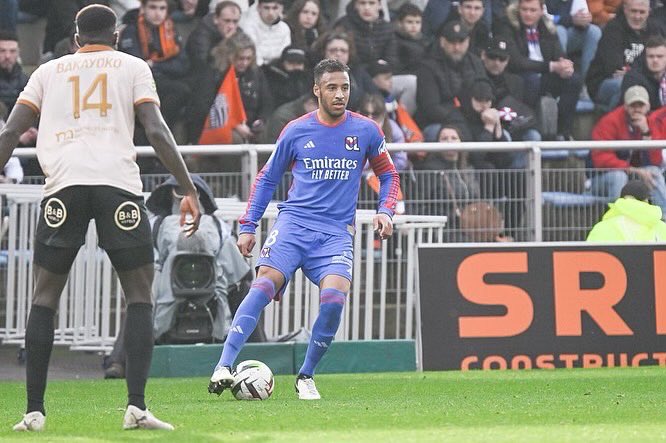 CorentinTolisso's tweet photo. Ensemble !!  ❤️💙💪🏾 @OL #TeamTHM https://t.co/ThQUkQJ9Hu