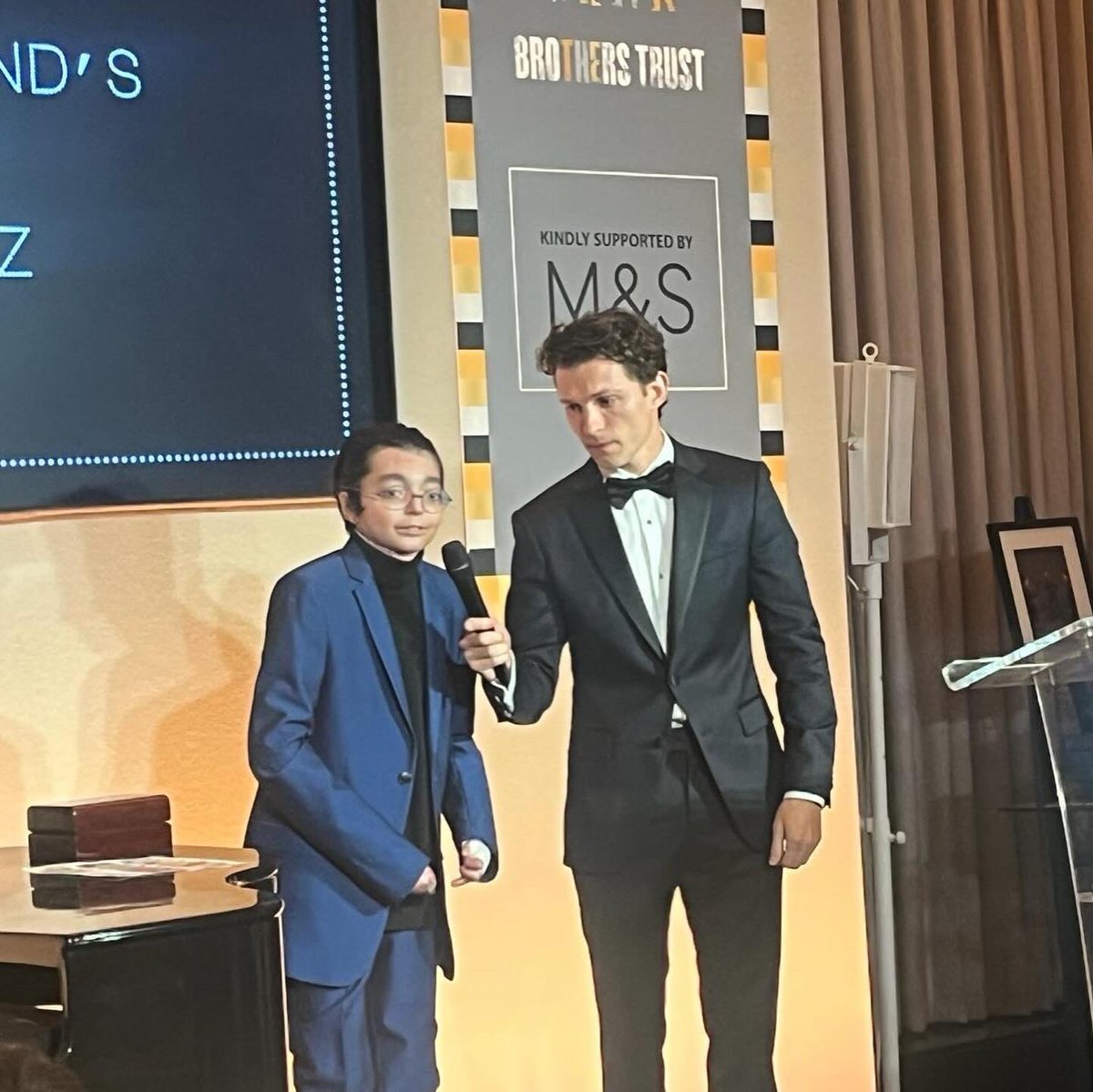 CharityDEBRA's tweet photo. What an evening at @Tbrotherstrust #PoshPubQuiz! π€©
A huge thank you to @TomHolland1996 for hosting and for inviting Fazeel up on stage to talk about life with EB.
We are so grateful for all The Brotherβs Trust do to help raise awareness and funds to #BeTheDifferenceForEB π https://t.co/WzsqHzU2DZ