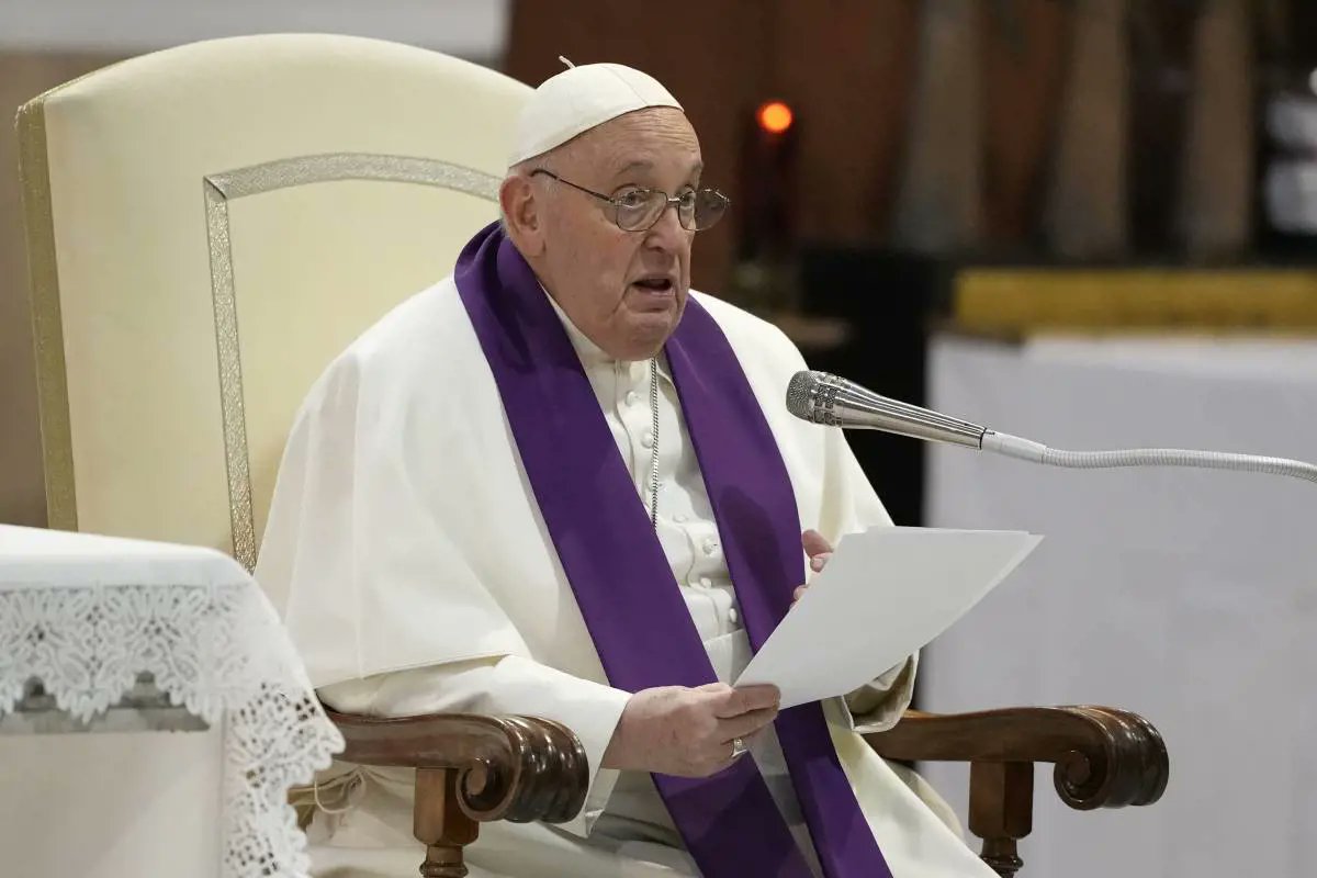 MarianoGiustino's tweet photo. Il #Papa parla come uno zar o un #Orsini qualsiasi e mette sullo stesso piano aggressore e aggredito, vittima e carnefice.
Il Papa: «A #Gaza guerra tra due irresponsabili».
E sull’#Ucraina: «L'Ucraina abbia il coraggio di alzare bandiera bianca, non è una resa».
Praticamente per #PapaFrancesco non conta nulla il diritto internazionale, ma vale il diritto del più forte. La forza bruta che schiaccia la legge e il diritto. 
Fermate il mondo, voglio scendere... 

@RadioRadicale #Turchia