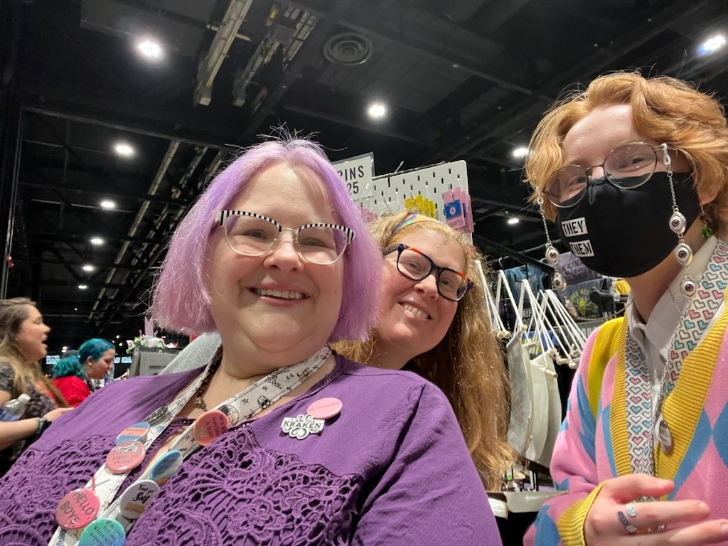 chive5's tweet image. #ThankYouOFMD #OFMD #C2E2 #foundfamily
Looking forward to hanging out with my C2E2 crew next month. There won't be castmembers, but I know we will run into a lot of CREW. 🏴‍☠️❤️🙂🍊