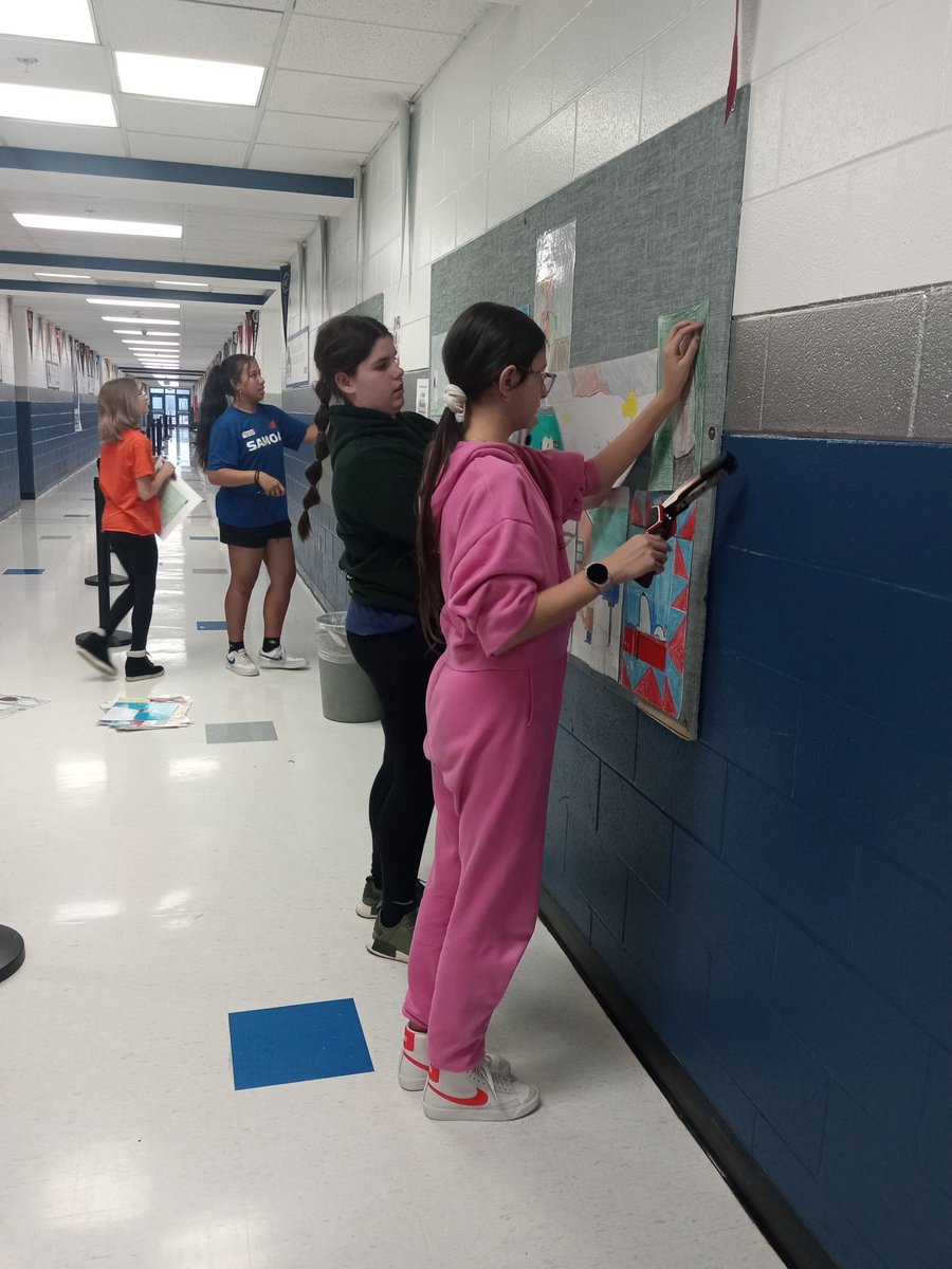 MrsDouglas3isd's tweet photo. Thankful for these @BinghamBears Ambassadors who donated time after school to work on hanging proportional drawings for conferences. #BearsRising #ISDStrong #ServiceProjects https://t.co/V8rWbSTEYs