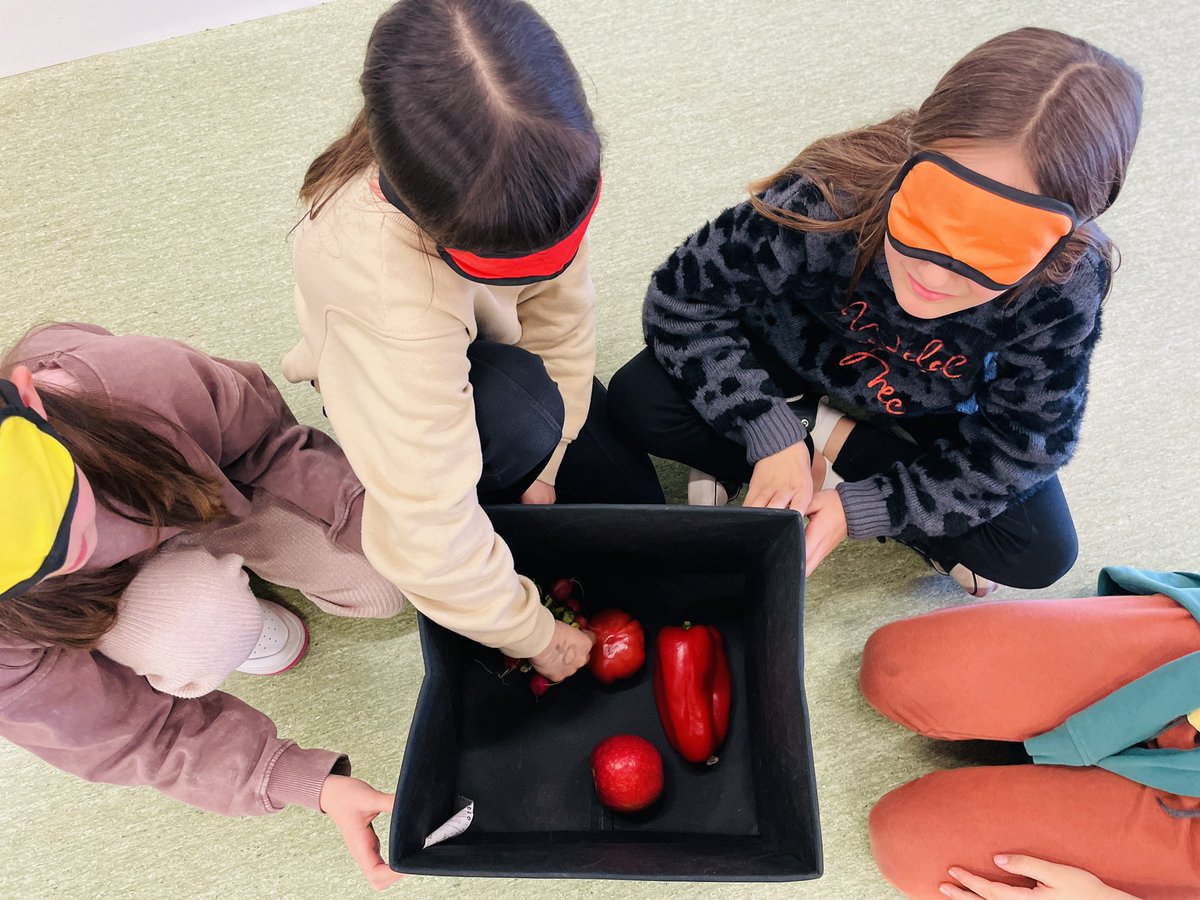 fragosusmarkus's tweet photo. Exploració i descoberta sensorial cromàtica. Quina olor, quin gust, quin tacte i quin so tenen els colors? Podem prescindir de la vista per treballar el cromatisme? Sensacions de tots colors #somprojecte #somCamins @escolacamins https://t.co/I1mBsqIiAD
