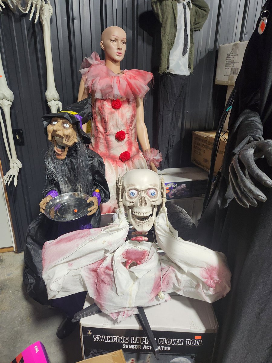 SmokeyRose15's tweet photo. Stopped by All Star Halloween in Calhoun GA on the way to Duluth GA.. the store is open all year around #AllStarHalloween #CalhounGA #Georgia #HalloweenStore #HalloweenDecor https://t.co/MMsc1TOgo6