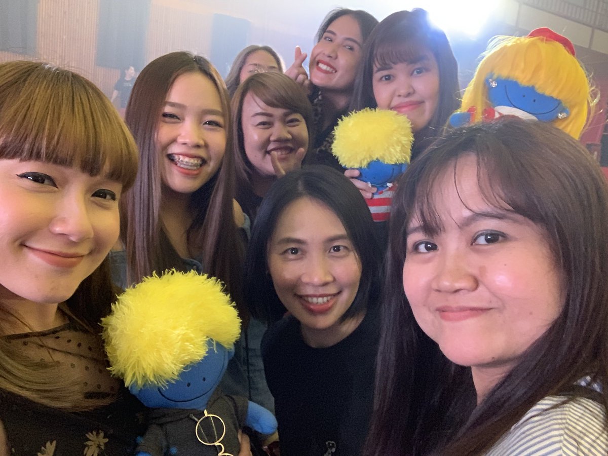 tupla_mai's tweet photo. @MySmile_CherP @Kunglee1705 @peckpalit จะเก็บพี่กุ้งไว้ในความทรงจำเสมอ พี่นุชที่ติ่งเฮียมาด้วยกันตั้งแต่แรกๆ จนคอน ปออ ล่าสุดก็ไปดูด้วยกัน ไม่คิดว่าจะเป็นคอนสุดท้ายที่ไปดูกับพี่กุ้ง พี่กุ้งเข้มแข็งอดทนและสู้มาได้รอบนึงแล้วแต่รอบนี้มันเร็วมาก เสียใจมาก ต่อไปนี้ไม่เจ็บไม่ปวดแล้วนะพี่กุ้ง ไปเป็นนางฟ้าบนสวรรค์แล้ว 🖤😭 https://t.co/5Vxxbr5dDg