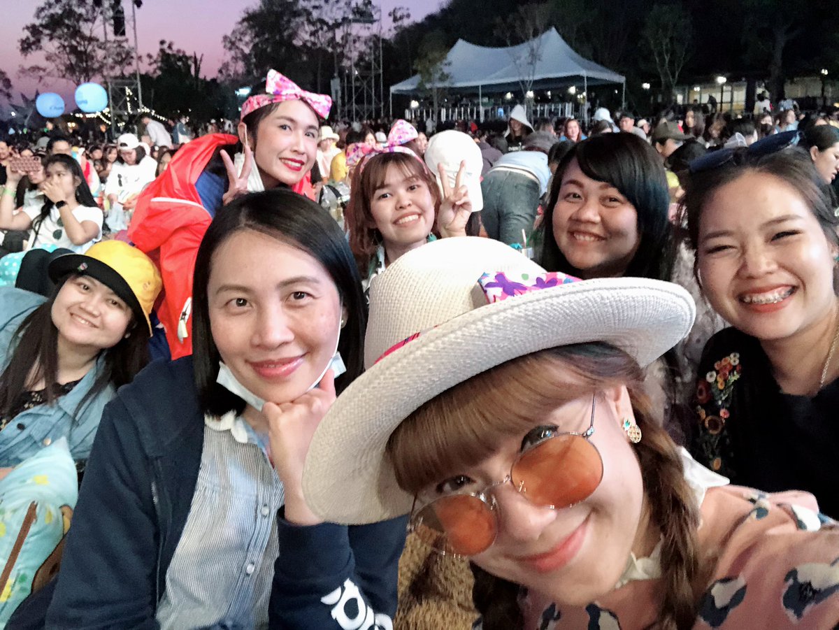 tupla_mai's tweet photo. @MySmile_CherP @Kunglee1705 @peckpalit จะเก็บพี่กุ้งไว้ในความทรงจำเสมอ พี่นุชที่ติ่งเฮียมาด้วยกันตั้งแต่แรกๆ จนคอน ปออ ล่าสุดก็ไปดูด้วยกัน ไม่คิดว่าจะเป็นคอนสุดท้ายที่ไปดูกับพี่กุ้ง พี่กุ้งเข้มแข็งอดทนและสู้มาได้รอบนึงแล้วแต่รอบนี้มันเร็วมาก เสียใจมาก ต่อไปนี้ไม่เจ็บไม่ปวดแล้วนะพี่กุ้ง ไปเป็นนางฟ้าบนสวรรค์แล้ว 🖤😭 https://t.co/5Vxxbr5dDg