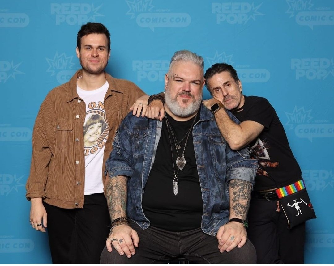 chive5's tweet image. #ThankYouOFMD, for making my 2023 freakin' surreal...
Samba's wife wearing my bag... Con O'Neil sporting my gift (that I gave him in Chicago 8+months prior) all weekend at London MCM... creating a custom purple cat bag for @ASTROGLIDE ...

It was a crazy ride!
🙂🍊❤️🏴‍☠️