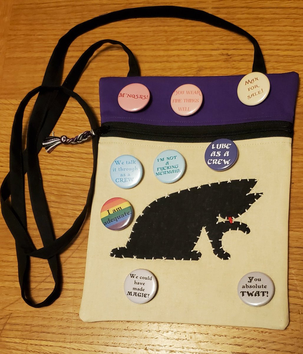 chive5's tweet image. #ThankYouOFMD, for making my 2023 freakin' surreal...
Samba's wife wearing my bag... Con O'Neil sporting my gift (that I gave him in Chicago 8+months prior) all weekend at London MCM... creating a custom purple cat bag for @ASTROGLIDE ...

It was a crazy ride!
🙂🍊❤️🏴‍☠️