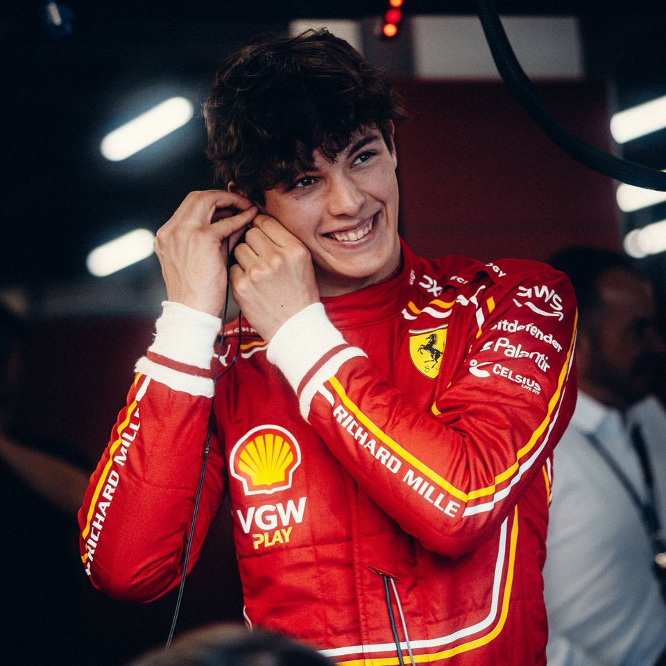 Dernier_Secteur's tweet photo. Charles Leclerc a eu des mots forts pour féliciter Oliver Bearman, affirmant avoir été "bluffé" par le jeune britannique 👏🤝

"C'est tout simplement exceptionnel ce qu'il a fait. Vraiment je pense que les gens ne se rendent pas compte à quel point c'est compliqué d'arriver seulement en EL3 dans une voiture qu'on ne connaît pas, sur une piste aussi difficile que Djeddah et d'être tout de suite dans le rythme."

"J'ai regardé les trois premiers tours de la voiture en EL3, j'étais bluffé, je me suis dit mais p***** il va me mettre la pression ce week-end."

"Ça a été vraiment impressionnant de le voir être aussi rapide et à l'aise dans la voiture dès le début."

"Il a fait une course exceptionnelle aujourd'hui donc bravo à lui."

(@CanalplusF1)

#F1 #SaudiArabianGP 🇸🇦