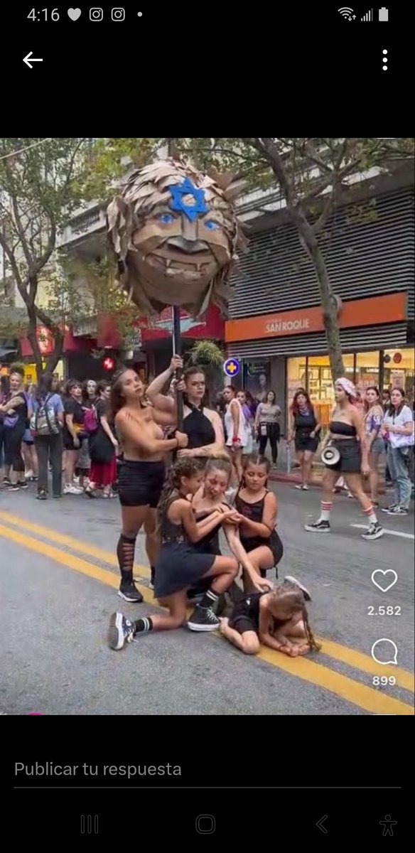 alitamontevideo's tweet image. Son nenas! tienen mamás, tías, abuelas 😥 
no les están enseñando a ser libres, les están inyectando odio 😢
qué tristeza e impotencia.. pobrecitas 😪