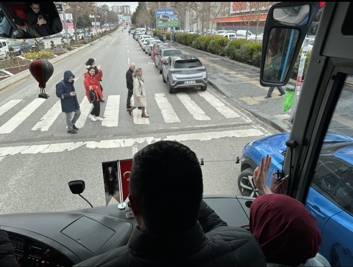 Ankara Milletvekilimiz @ZehraNurAydemr Çankaya Belediye Başkan Adayımız @KalkanDr Tanıtım ve Medya birimizle birlikte otobüs turu yaparak Çankaya sakinlerine ve esnafına selamlarımızı ilettik 👋🏻🚎 Ankara hızlanacak, gerçek belediyeciliğe kavuşacak😊 Çankaya’da #HızlanmaZamanı