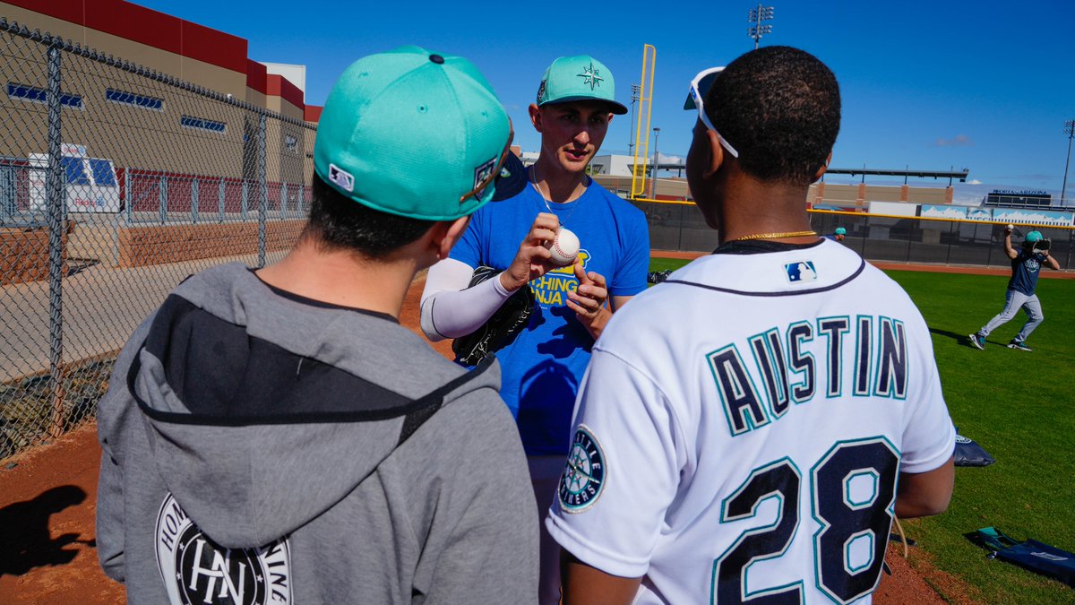 It was a pleasure hosting two of our Hometown Nine fellows, Xavier Austin & Miles Andy, at camp yesterday! Their visit, organized with support from their front office mentors, included chats with @Mariners players, coaches & staff and time with Mr. Mariner himself, Alvin Davis.