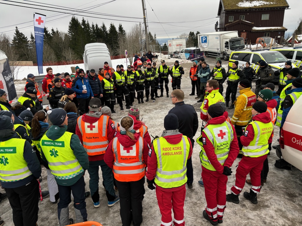 Røde Kors hadde 40 frivillige til stede under Holmenkollen skifestival i dag. De behandlet 129 personer, 35 færre enn fjorårets 164 behandlinger.  Vi er på plass igjen i morgen.