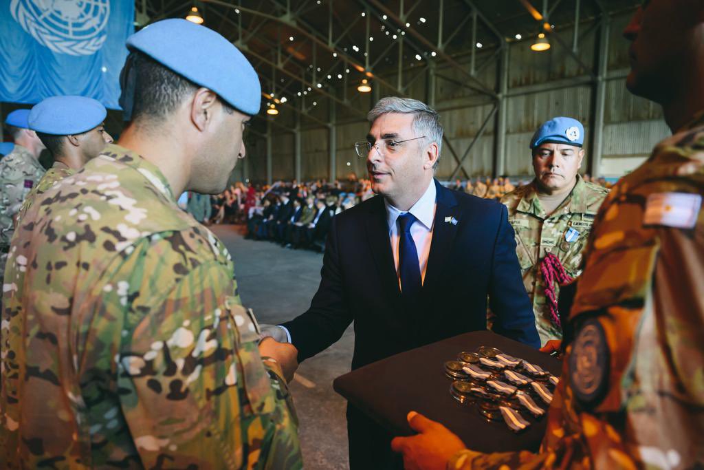 frantrope's tweet image. Junto al Cnel. Bruno Varani participamos del 60 Aniversario de UNFICYP en Chipre. Entregamos las medallas de ONU al contingente argentino y rendimos homenaje a los que dieron su vida, colocando una ofrenda floral en la inauguración del monumento de UNFICYP en Ledra Palace Hotel