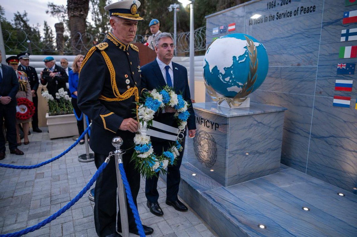 Junto al Cnel. Bruno Varani participamos del 60 Aniversario de UNFICYP en Chipre. Entregamos las medallas de ONU al contingente argentino y rendimos homenaje a los que dieron su vida, colocando una ofrenda floral en la inauguración del monumento de UNFICYP en Ledra Palace Hotel