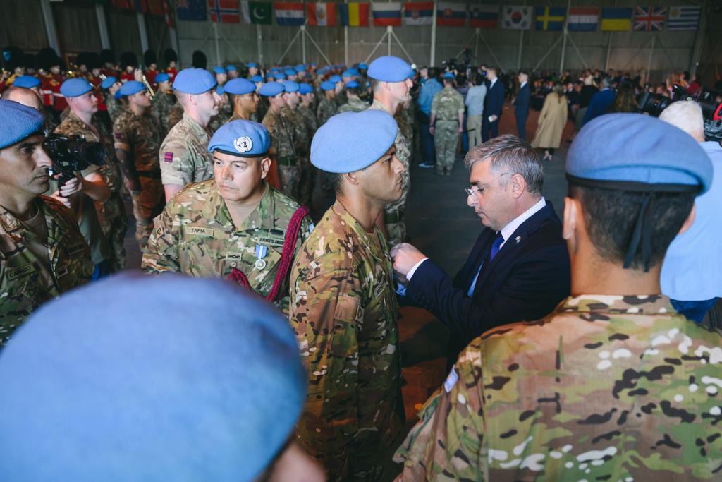 frantrope's tweet image. Junto al Cnel. Bruno Varani participamos del 60 Aniversario de UNFICYP en Chipre. Entregamos las medallas de ONU al contingente argentino y rendimos homenaje a los que dieron su vida, colocando una ofrenda floral en la inauguración del monumento de UNFICYP en Ledra Palace Hotel