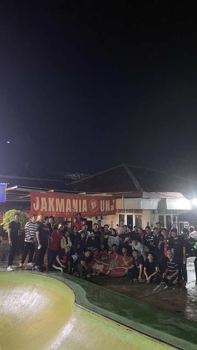 maungngomul's tweet photo. Selamat ulang tahun yang ke-22 keluarga kecilku, makin solid makin militan namun tetap mengutamakan akal sehat sebagaimana slogan yang kita jaga “Teacher Inside, Supporter Outside”! Jaya Raya untuk kita semua❤️ @Jakmania_UNJ #2tanding2trongforever #22TahunJakmaniaUNJ #TISO2002 https://t.co/u4IwEkwL3M