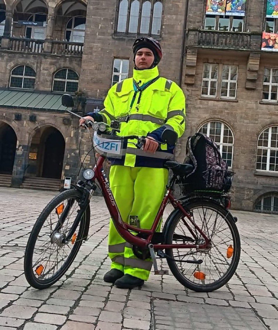 The viral thing on German X rn is a docu about a weird, funny dressed, 18 yo who travels all over Germany to report illegaly parked cars. (4000 in 2023)

He doesn't get paid for this. It's just his hobby.

He calls himself "Chief complain sergeant" (yes it's one word in German)
