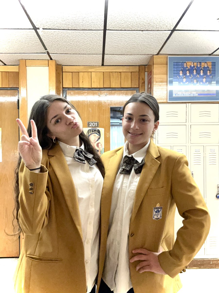 Jungkunst2025's tweet image. Our day to volunteer with the National Honor Society @NatHonorSociety at @Kellenberg   Lucky to get to hang with @BiancaSapanovb2  

#Classof2025 @LISoccerClub @GAcademyLeague #NewsdayTop100⚽️ #AllLeague #MVP #GATeamRep #NationalHonorSociety @KbergAthletics #Hofstra2029