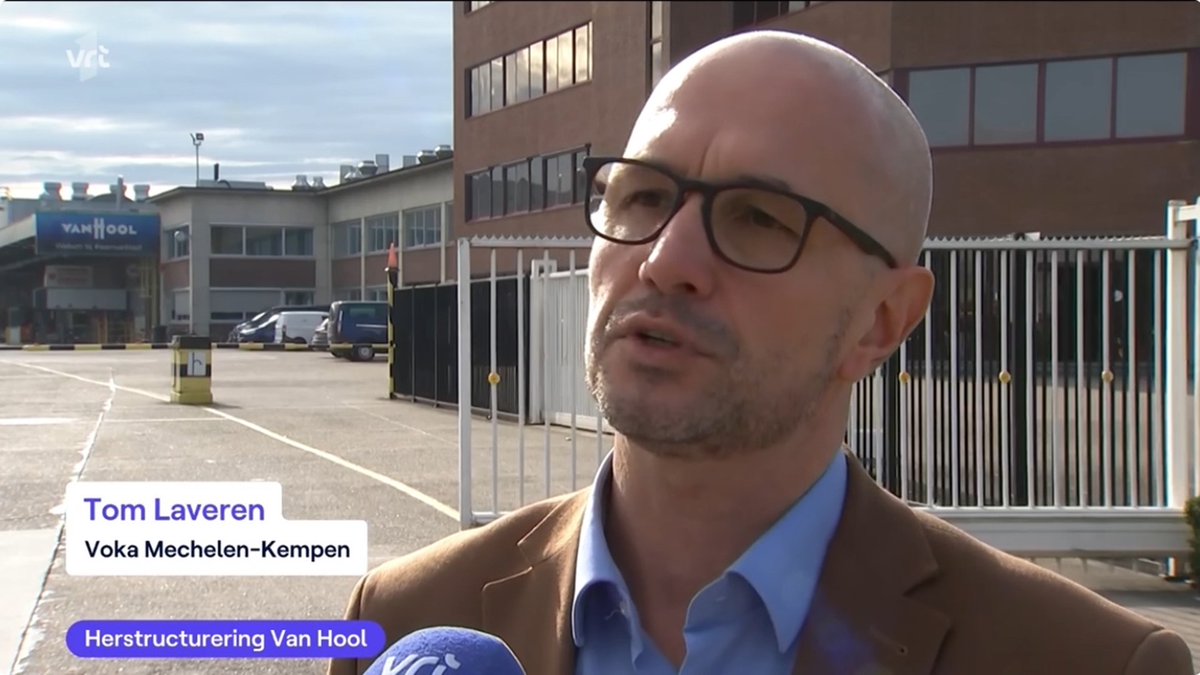 Voka_MeKe's tweet photo. @vrtnws vroeg @TomLaveren van @Voka_MeKe naar de impact van de mogelijke ontslagen bij Van Hool op de regionale arbeidsmarkt. "In onze regio zijn er op dit moment 500 vacatures ingediend voor een technicus/ onderhoudsmecanicien, in de voertuigensector. Er is dus zeker vraag." https://t.co/IZFtsNtw2H