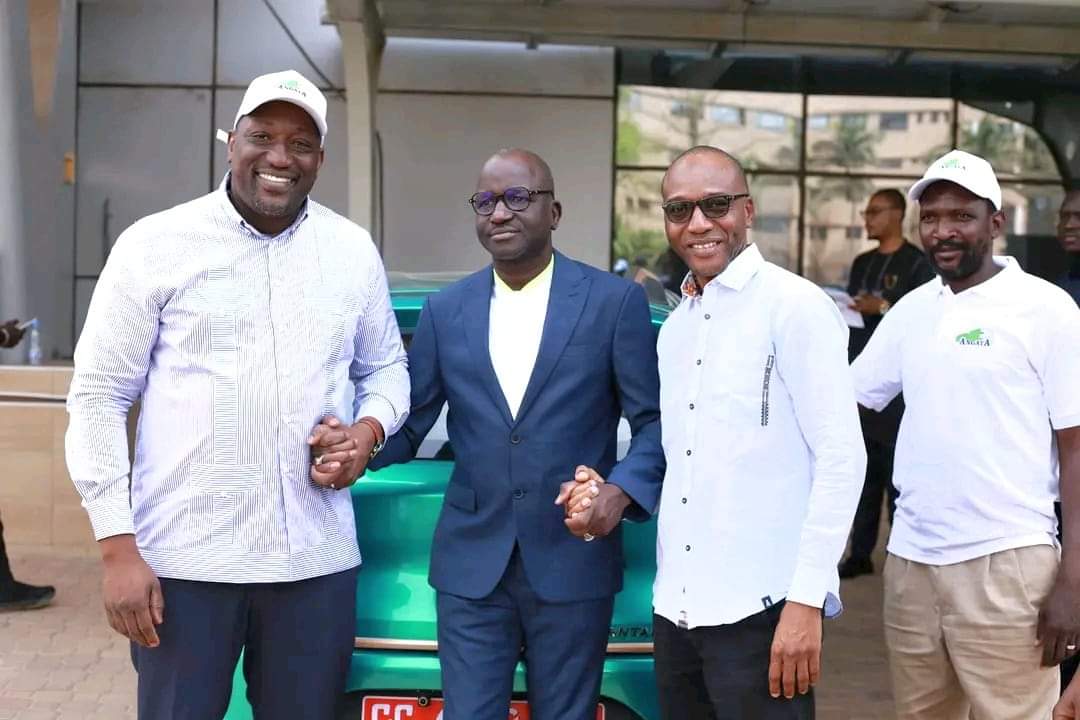 AESinfos's tweet photo. #AESinfo | #Mali 🇲🇱
Bamako se met à l'heure électrique avec ANGATA, la nouvelle solution de transport urbain d'IBI Group !

Le PDG d'IBI Group, Ibrahim Diawara, a lancé la société Angata, une filiale d'IBI Motors, qui révolutionnera le transport urbain à Bamako. Angata signifie "Allons-y" en bambara, et c'est exactement l'esprit qui anime cette nouvelle initiative. 

L'ambition d'Angata est de proposer une solution de transport urbain économique et écologique. Pour cela, la société s'appuiera sur une flotte de véhicules électriques, une première au Mali.

Dans un second temps, IBI Motors prévoit de construire une usine de montage de véhicules électriques au Mali, ce qui permettra de créer des emplois et de stimuler l'économie locale.
