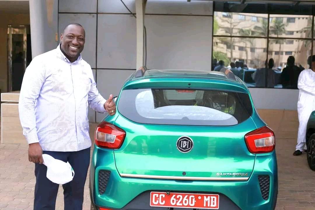 AESinfos's tweet photo. #AESinfo | #Mali 🇲🇱
Bamako se met à l'heure électrique avec ANGATA, la nouvelle solution de transport urbain d'IBI Group !

Le PDG d'IBI Group, Ibrahim Diawara, a lancé la société Angata, une filiale d'IBI Motors, qui révolutionnera le transport urbain à Bamako. Angata signifie "Allons-y" en bambara, et c'est exactement l'esprit qui anime cette nouvelle initiative. 

L'ambition d'Angata est de proposer une solution de transport urbain économique et écologique. Pour cela, la société s'appuiera sur une flotte de véhicules électriques, une première au Mali.

Dans un second temps, IBI Motors prévoit de construire une usine de montage de véhicules électriques au Mali, ce qui permettra de créer des emplois et de stimuler l'économie locale.