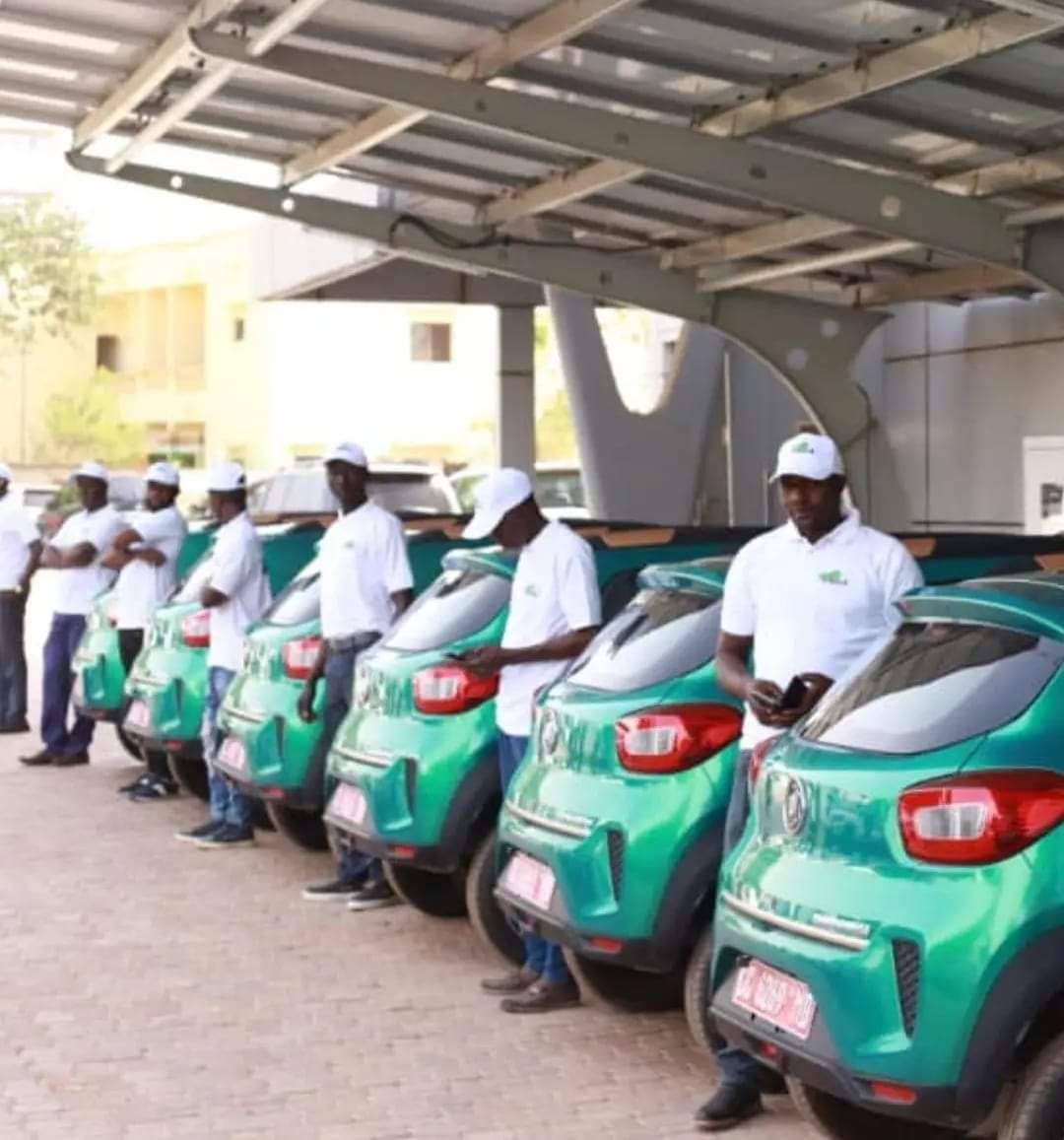 AESinfos's tweet photo. #AESinfo | #Mali 🇲🇱
Bamako se met à l'heure électrique avec ANGATA, la nouvelle solution de transport urbain d'IBI Group !

Le PDG d'IBI Group, Ibrahim Diawara, a lancé la société Angata, une filiale d'IBI Motors, qui révolutionnera le transport urbain à Bamako. Angata signifie "Allons-y" en bambara, et c'est exactement l'esprit qui anime cette nouvelle initiative. 

L'ambition d'Angata est de proposer une solution de transport urbain économique et écologique. Pour cela, la société s'appuiera sur une flotte de véhicules électriques, une première au Mali.

Dans un second temps, IBI Motors prévoit de construire une usine de montage de véhicules électriques au Mali, ce qui permettra de créer des emplois et de stimuler l'économie locale.