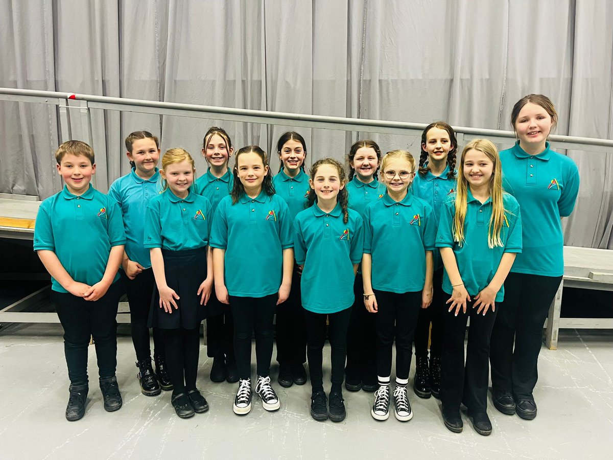 YGRhydypennau's tweet photo. Llongyfarchiadau gwresog i’r criw talentog yma. Am ddiwrnod! Cystadlu safnol, mentro, a mwnhád o’r mwyaf wrth berfformio. Rydym yn falch iawn ohonoch, bob un 👏 👏 👏 🥇🥈🥉🏴󠁧󠁢󠁷󠁬󠁳󠁿 https://t.co/8VxeTus14l