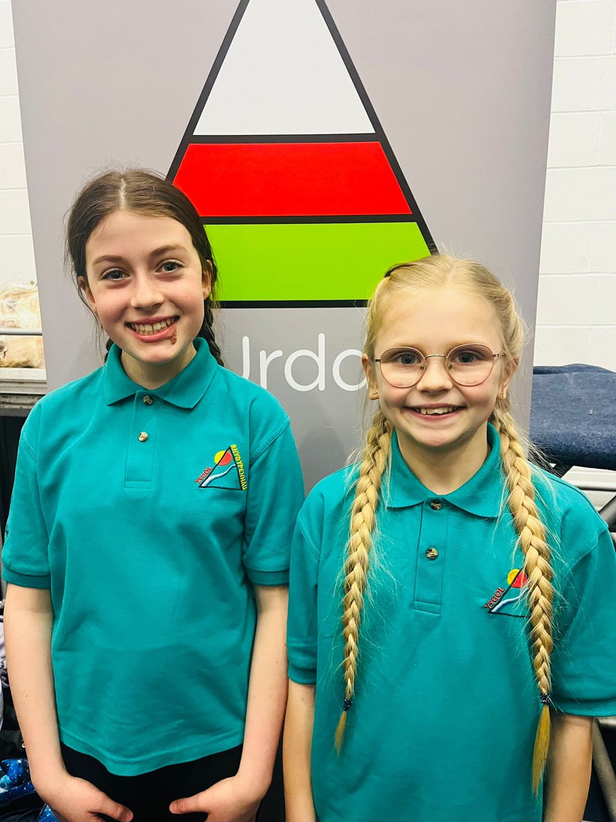 YGRhydypennau's tweet photo. Llongyfarchiadau gwresog i’r criw talentog yma. Am ddiwrnod! Cystadlu safnol, mentro, a mwnhád o’r mwyaf wrth berfformio. Rydym yn falch iawn ohonoch, bob un 👏 👏 👏 🥇🥈🥉🏴󠁧󠁢󠁷󠁬󠁳󠁿 https://t.co/8VxeTus14l