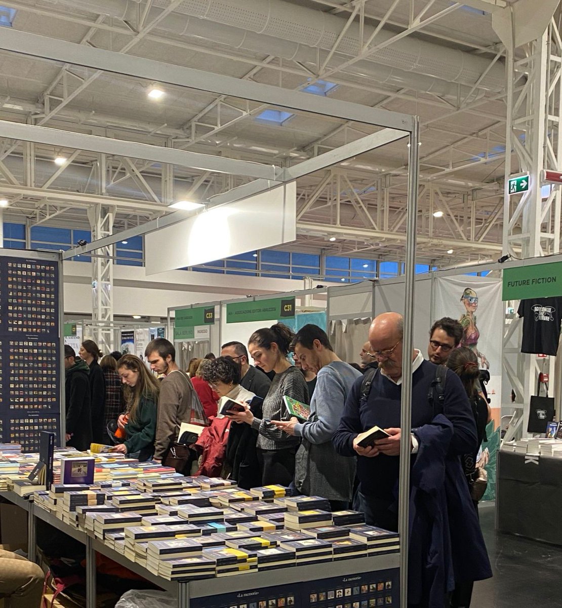 mastereditoria's tweet photo. Venerdì 8 marzo è iniziata l'ottava edizione di Book Pride! Noi studenti  non ci abbiamo pensato due volte, correndo a visitare gli stand, a partecipare agli eventi ed a respirare l'atmosfera dell'editoria indipendente italiana!
#mastereditoria #bookpride #editoria #libri https://t.co/9wsNlY1qQF