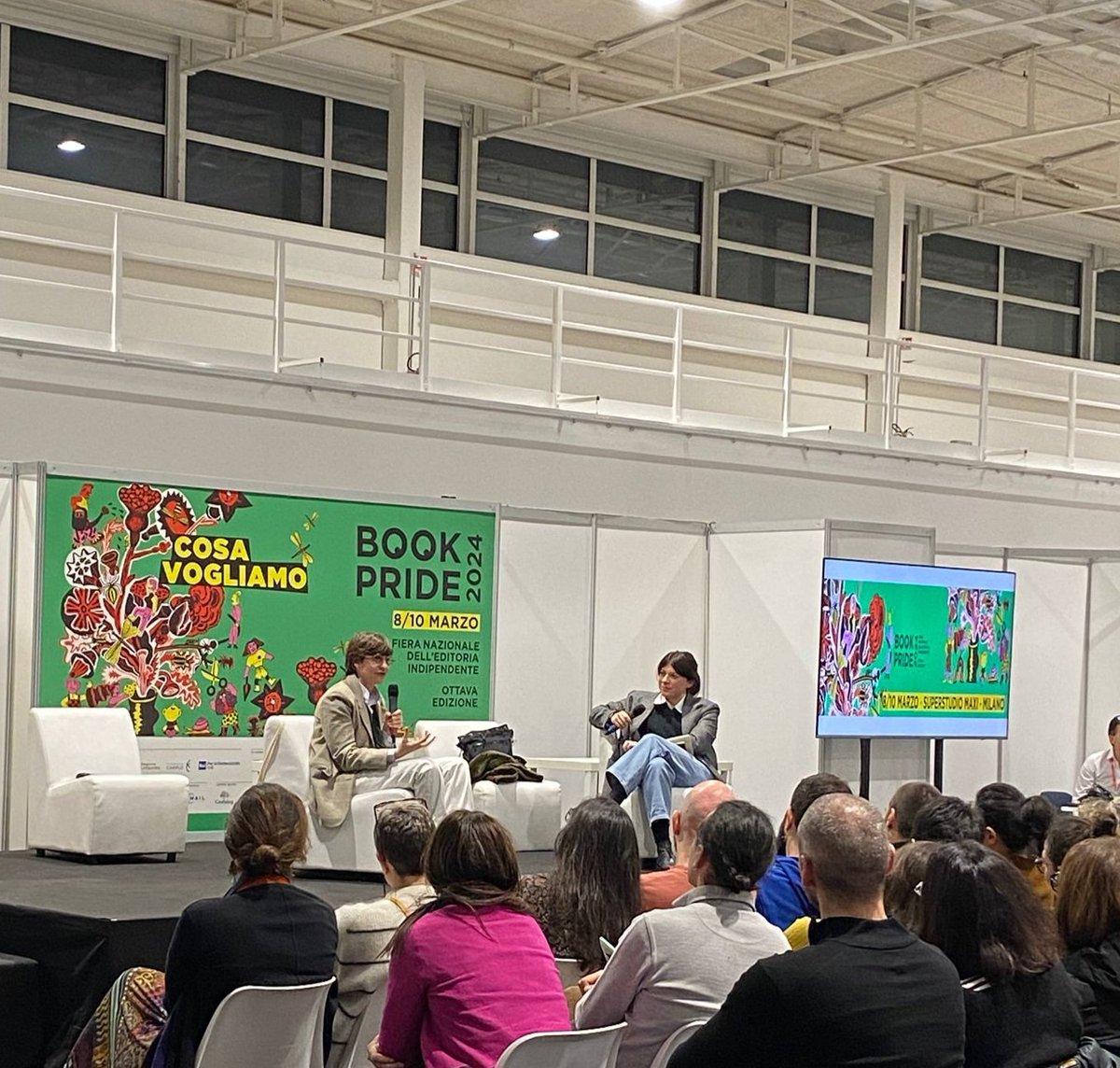 mastereditoria's tweet photo. Venerdì 8 marzo è iniziata l'ottava edizione di Book Pride! Noi studenti  non ci abbiamo pensato due volte, correndo a visitare gli stand, a partecipare agli eventi ed a respirare l'atmosfera dell'editoria indipendente italiana!
#mastereditoria #bookpride #editoria #libri https://t.co/9wsNlY1qQF