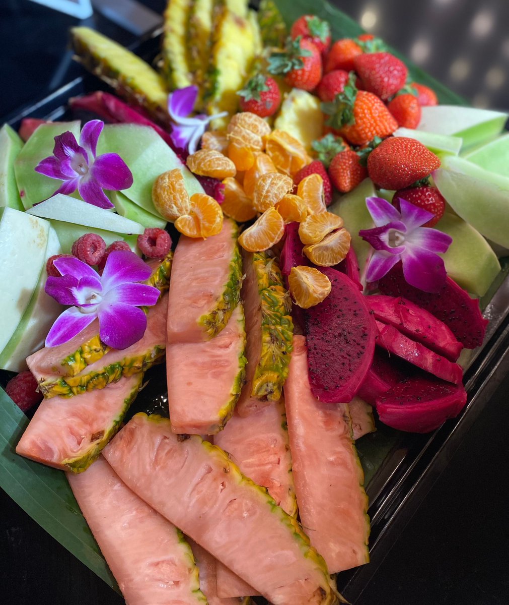 YUM! Day game at @cryptocomarena calls for an extra-large fruit platter in the Delta Club 🤩🍉🍍🍓🍊

@LAClippers vs @chicagobulls tips off soon 🏀 Who's taking home the W today!?

#MelissasProduce #HealthyOptions #ClipperNation #PinkglowPineapple #SeasonsBest