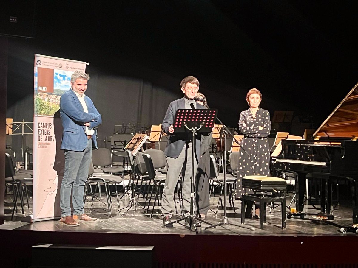 Josep Pallarès Marzal (@jpallaresm) on Twitter photo Al <a href="/TeatreArtesana/">Teatre l'Artesana</a> i acompanyats per l’<a href="/OrquestraURV/">Orquestra Simfònica de la URV</a> hem inaugurat la Seu del Campus Extens de la <a href="/universitatURV/">Universitat Rovira i Virgili</a> a #Falset.
Quin concertàs i quina sort comptar amb la complicitat del @CastellFalset per fer extensiva aquesta xarxa de difusió de coneixement a tot el territori Al <a href="/TeatreArtesana/">Teatre l'Artesana</a> i acompanyats per l’<a href="/OrquestraURV/">Orquestra Simfònica de la URV</a> hem inaugurat la Seu del Campus Extens de la <a href="/universitatURV/">Universitat Rovira i Virgili</a> a #Falset.
Quin concertàs i quina sort comptar amb la complicitat del @CastellFalset per fer extensiva aquesta xarxa de difusió de coneixement a tot el territori