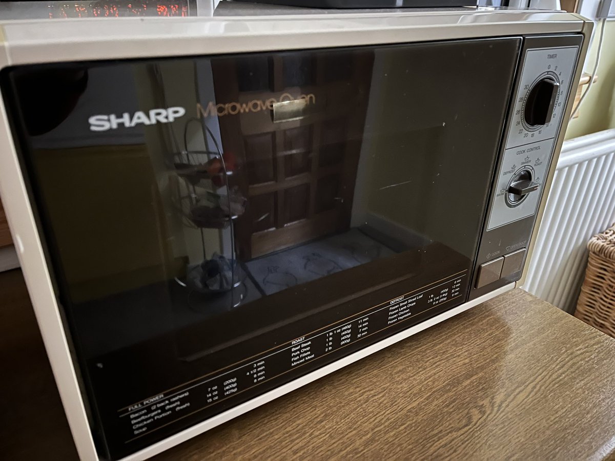 MaggieBraemar's tweet photo. @SHARP_JP I won this microwave  on my 16th birthday in 1984 and my mum has been using it ever since. Unfortunately it’s no longer working 😕Which model
do you recommend that will last another 40 years? 😄 https://t.co/dzQWGQileK