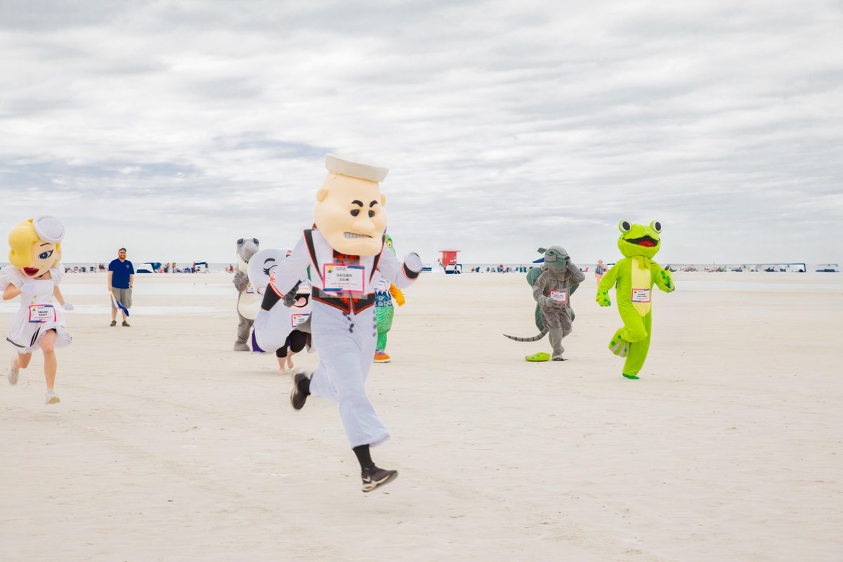 Ringling’s Remy represented at Mote Marine’s Mascot Race, promoting their annual Run for the Turtles last week on Siesta Key! Big shout out to Film student Daniel Pacheco ’27 for racing as Remy! The annual run is on April 6, 2024 – sign up here: runsignup.com/Race/FL/Siesta…