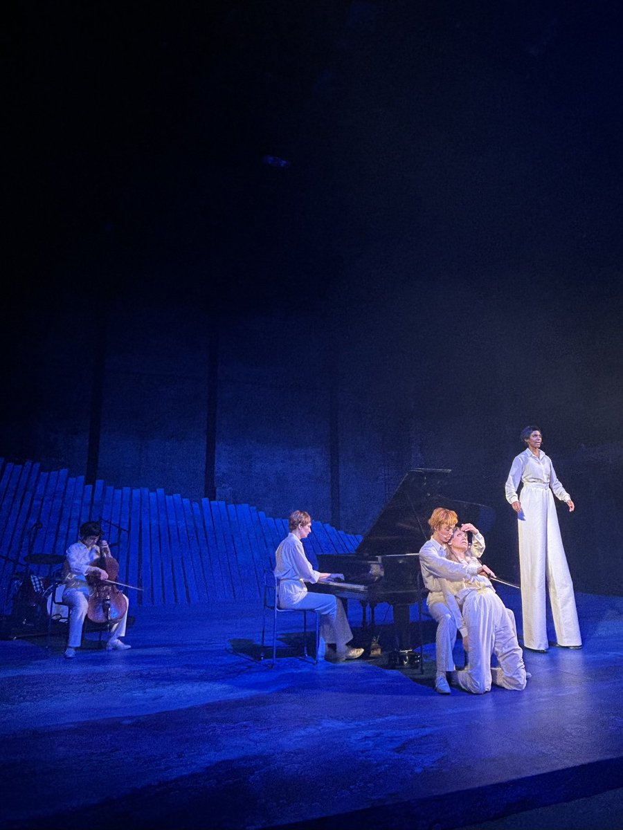 Strålande premiär! av @frida_hyvonen 💙 ’Make me an instrument’ 
Frida Hyvönen, flygel och mellotron
Elsa Bergman, kontrabas
Anna ”Ankan” Lund, trummor
Savanna Hanneryd, cello
Tora Thorslund, trumpet
Regi Lars Rudolfsson
ORIONTEATERN <a href="/orionteatern/">Orionteatern</a>