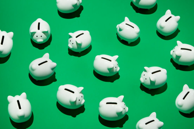pickfinance's tweet photo. Gen Zers popularized 'loud budgeting,' a trend promoting transparency in spending habits. The trend is a reaction to high living costs and a shift from the 'quiet luxury' approach. Strategies include setting clear savings goals and  https://t.co/D6gn9hxPm5 https://t.co/Tjwkxjyk1m