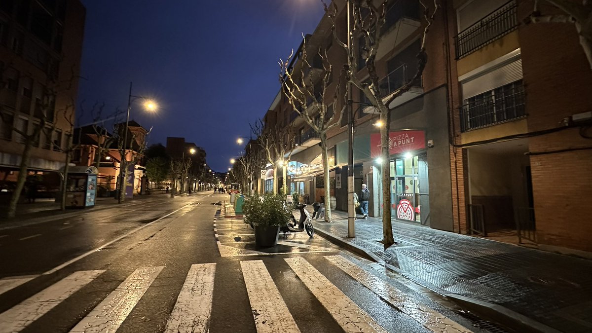 ⚠️SI US PLAU FEU DIFUSIÓ♻️
Aquest migdia he anat a dinar a Santa Perpètua i a la tarda m'he quedat sense vehicle.

(PRESUMPTAMENT) a la rambla no es pot estacionar cap vehicle, NO HI HA CAP CARTELL QUE HO INDIQUI