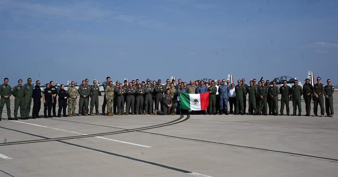 maeroespacial's tweet photo. El Escuadrón Aéreo 402 de la Fuerza Aérea Mexicana  en la Base Aérea de Laughlin, en Texas. Imagenes cortesia de FAMEX 2025
#fiestaofflight2024 #F35DemoTeam #ToraToraTora #randyball #laughlinAFB #extra300 #WingsOfBlue #DarnellRacing #FuerzaAereaMexicana https://t.co/0iTTACp7uX