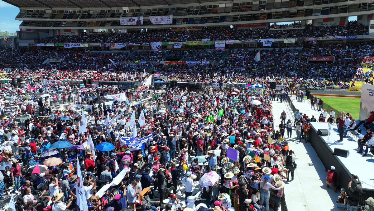 Claudiashein's tweet photo. En Michoacán, tierra de Jose María Morelos y Pavón, María Gertrudis Bocanegra, Melchor Ocampo, Lázaro Cárdenas, de hombres y mujeres luchadores y libres, aseguramos que nosotros no decretamos guerras, nosotros construimos un México de paz, libertades, democracia y justicia. Gracias al pueblo de Michoacán. ¡Que viva la transformación!