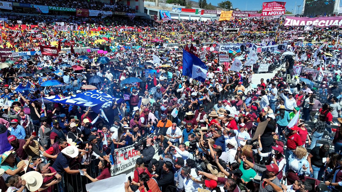 Claudiashein's tweet photo. En Michoacán, tierra de Jose María Morelos y Pavón, María Gertrudis Bocanegra, Melchor Ocampo, Lázaro Cárdenas, de hombres y mujeres luchadores y libres, aseguramos que nosotros no decretamos guerras, nosotros construimos un México de paz, libertades, democracia y justicia. Gracias al pueblo de Michoacán. ¡Que viva la transformación!