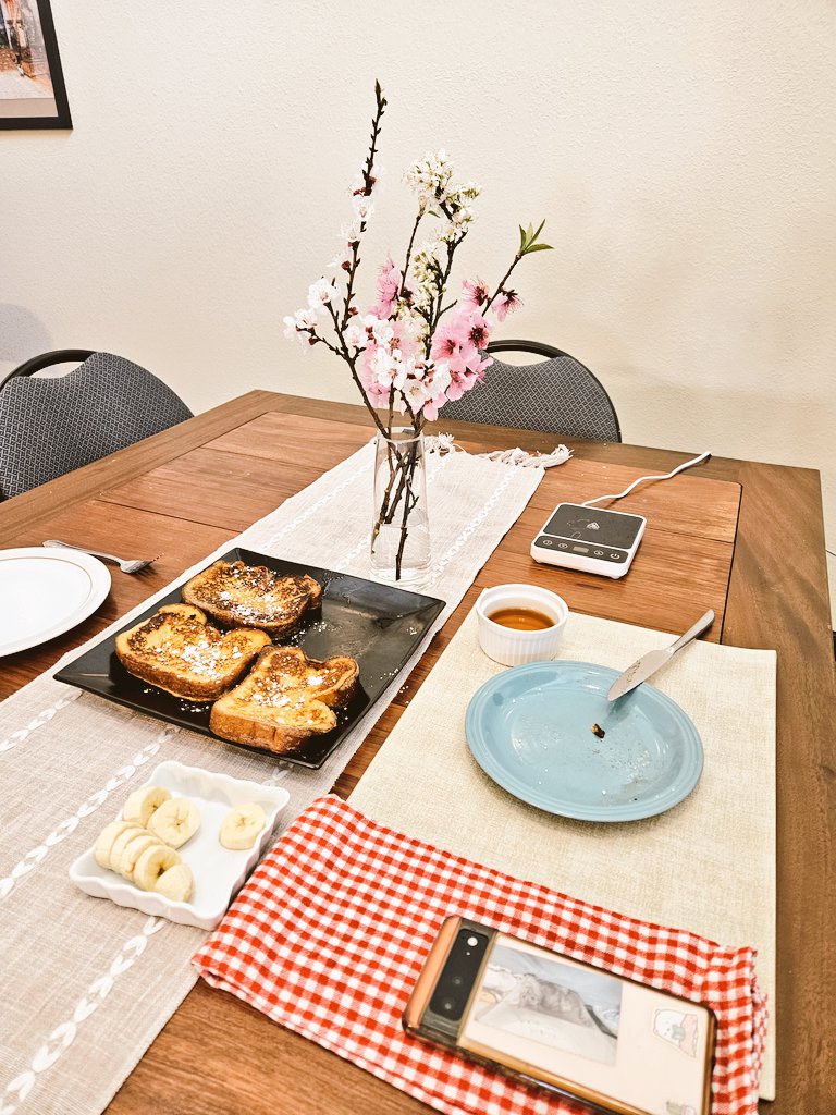 Icepickun's tweet image. French toast and peach blossoms 🌸 😋