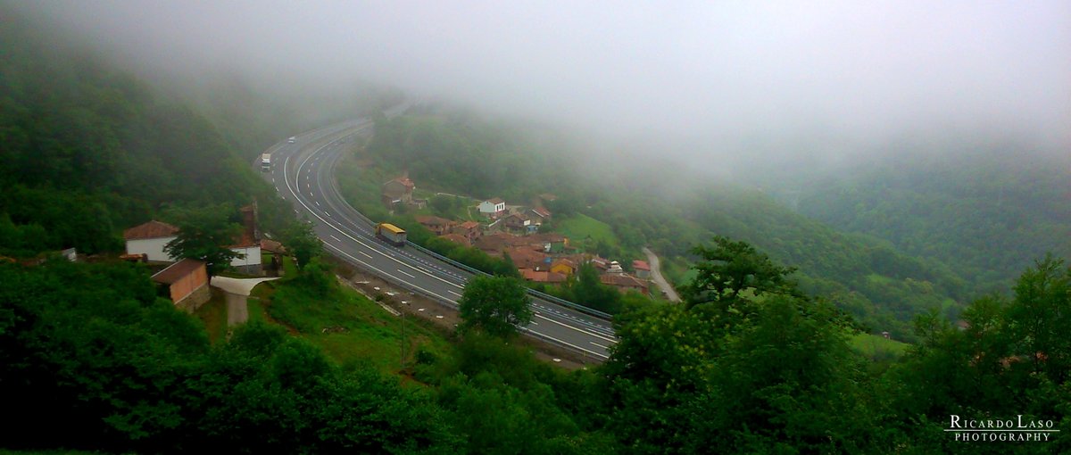 PIÑERA DE ARRIBA #LENA #ASTURIAS Piñera de arriba (Piñera Riba) es una localidad del concejo de Lena y perteneciente a la parroquia de Piñera. Está situada a una altitud de 750 metros. Dista a 13.80 kilómetros de la capital municipal La Pola.