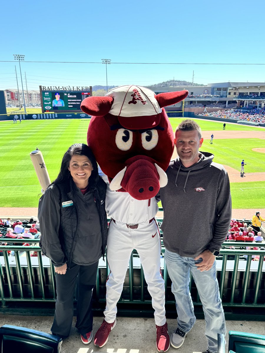 PJasonTreat's tweet photo. #hogsbaseball with my #hottie! No.. not you #ribi! #gohogs https://t.co/otTCTxwbo1