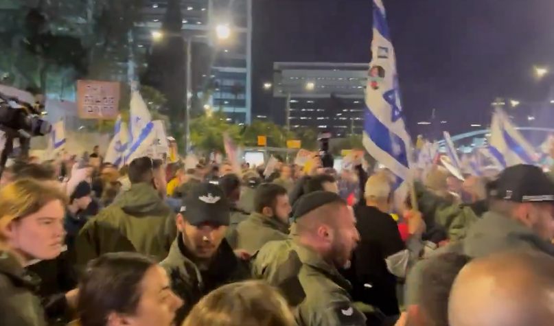 EchoOfJesus's tweet image. 🇮🇱MASSIVE PROTEST IN TEL AVIV:

Thousands of demonstrators gathered in central Tel Aviv, calling for a hostage deal and PM Netanyahu's resignation. Police pushed back as they neared the Ministry of Defense.

What's your take on this?  

#IsraelProtest #HostageDeal