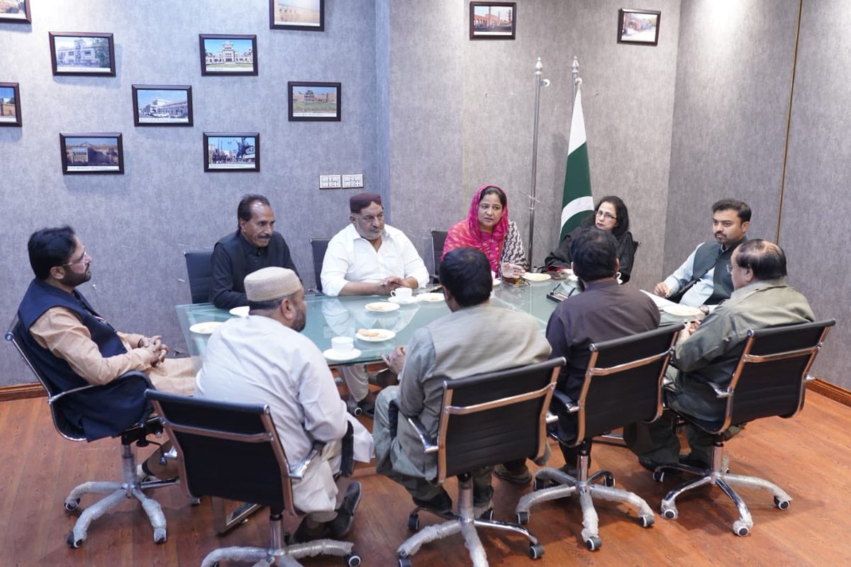 JamZahoorLakhan's tweet photo. Under the directions of Mayor Hyderabad @KashifShoroPPP held a meeting with the market committees, trade unions, and civic leaders regarding establishing Ramadan Bachat Bazar in Hyderabad by Municipal Corporation. Sincerely thankful & grateful for the collaboration & commitments by different stakeholders. Together, we aim to provide relief to the community during these challenging times. Let's make this Ramadan Bazar a success!