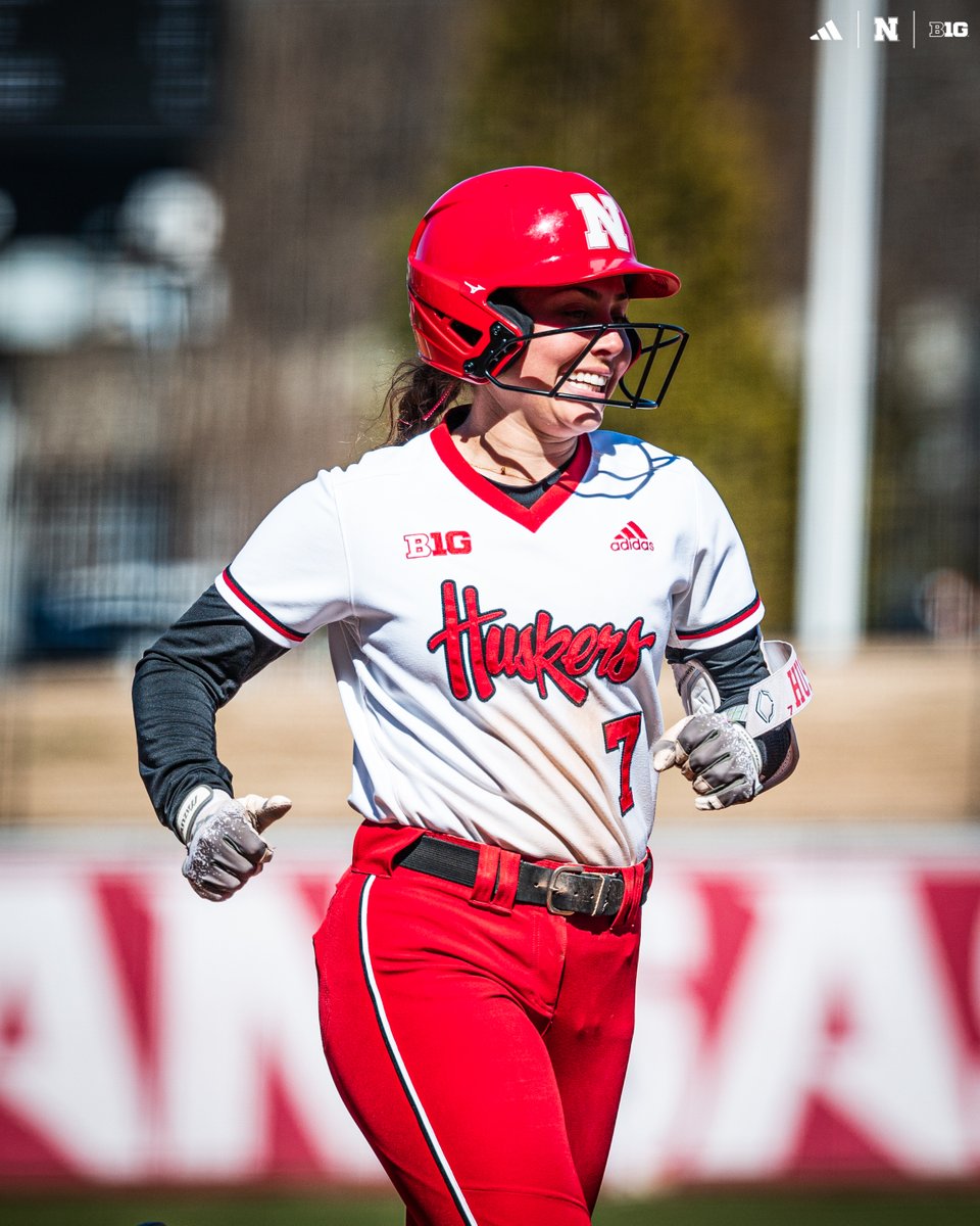 All smiles from Syd! SECOND homer of the day from @sydneygray_2 sends the Huskers ahead of the Jaguars 4-1 in the top of the sixth!